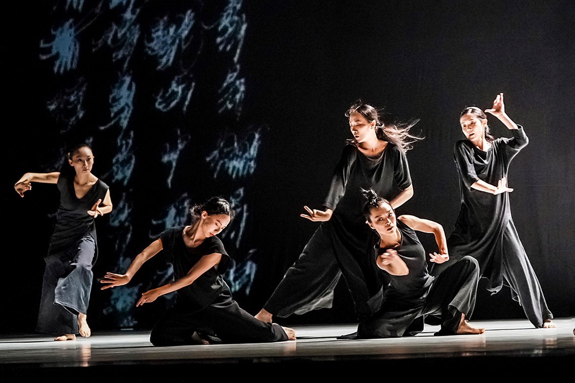 Cloud Gate Dance Theatre of Taiwan: 13 TONGUES – UMS – University ...